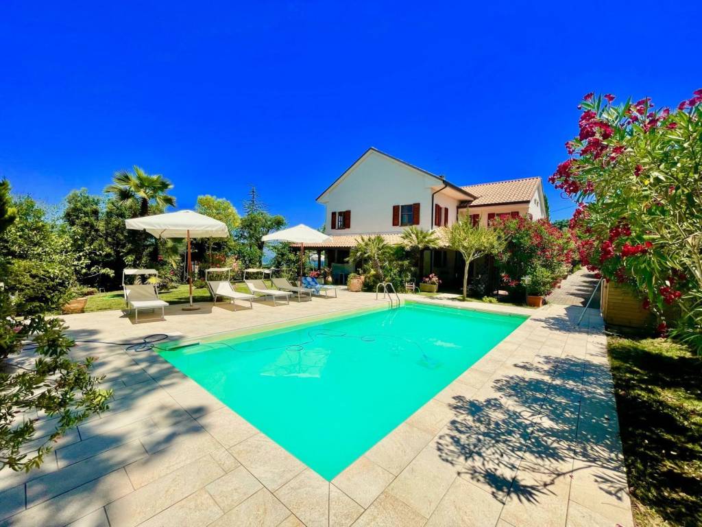 Country house with pool and seaview