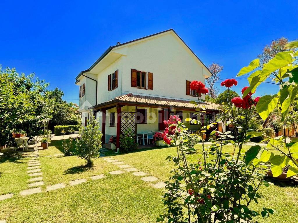 Country house with pool and seaview