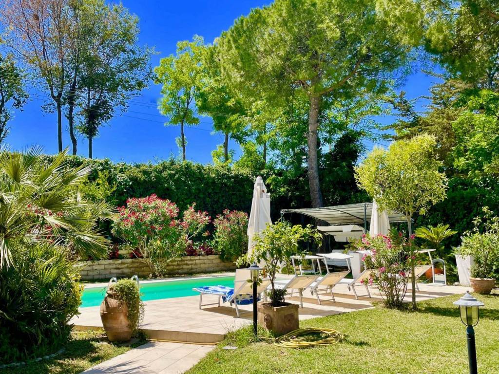 Country house with pool and seaview