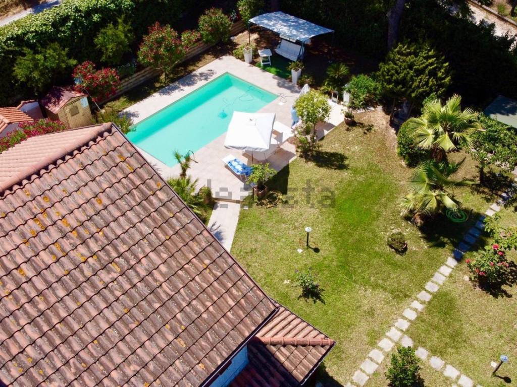 Country house with pool and seaview