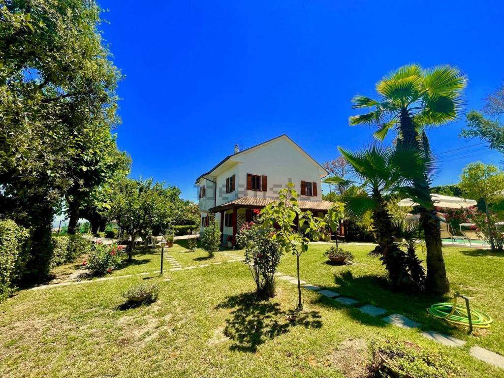 Country house with pool and seaview