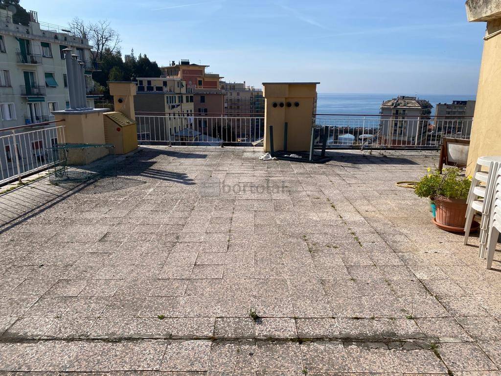 terrazzo sovrastante con vista mare