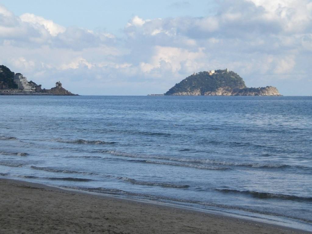 Quadrilocale buono stato, primo piano, centro, alassio