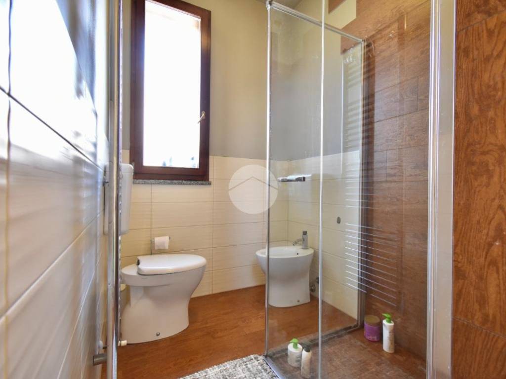 bagno finestrato con box doccia