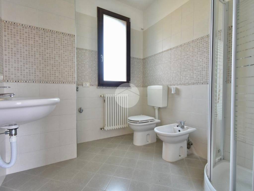 bagno finestrato con box doccia