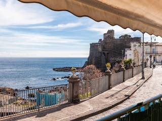 Vista  mare e del Castello di Aci