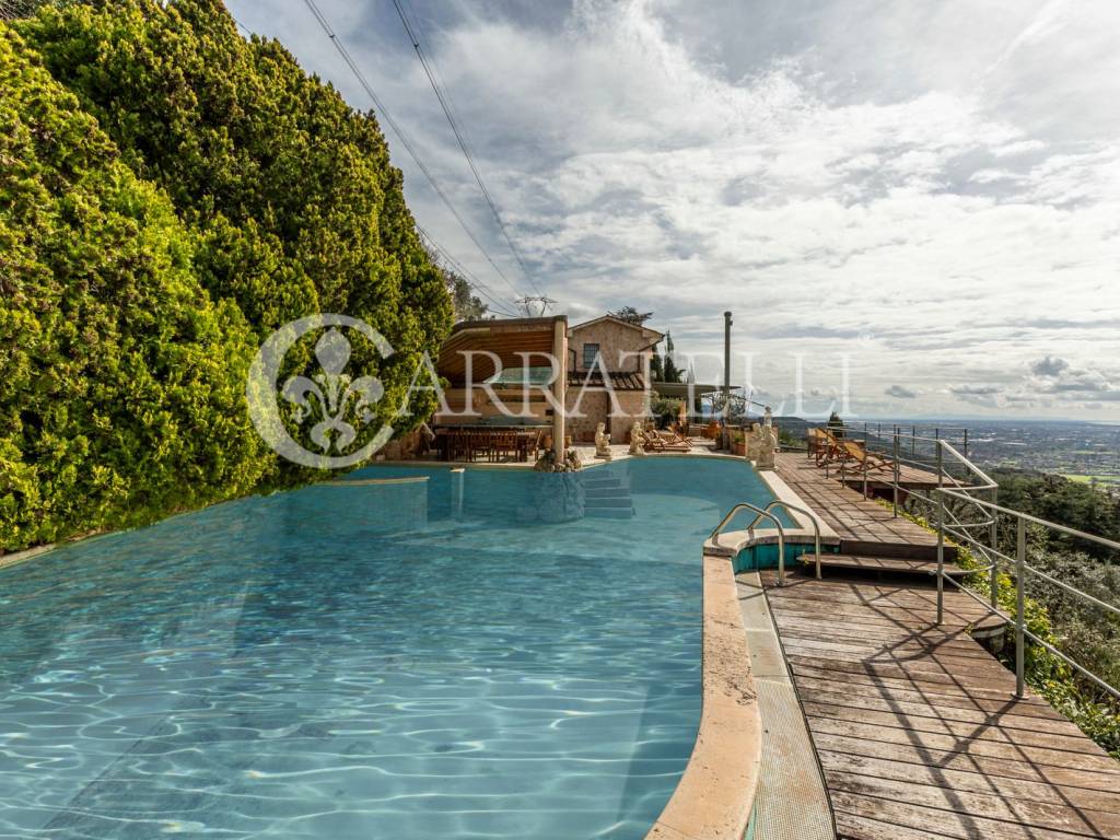 Villa a Pietrasanta con piscina e vista mozzafiato