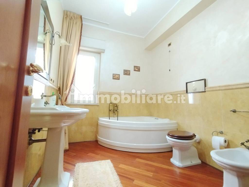 bagno elegante e grande