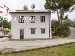 Montescudaio vendesi villetta con giardino