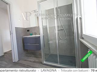 Bagno con ampio box doccia