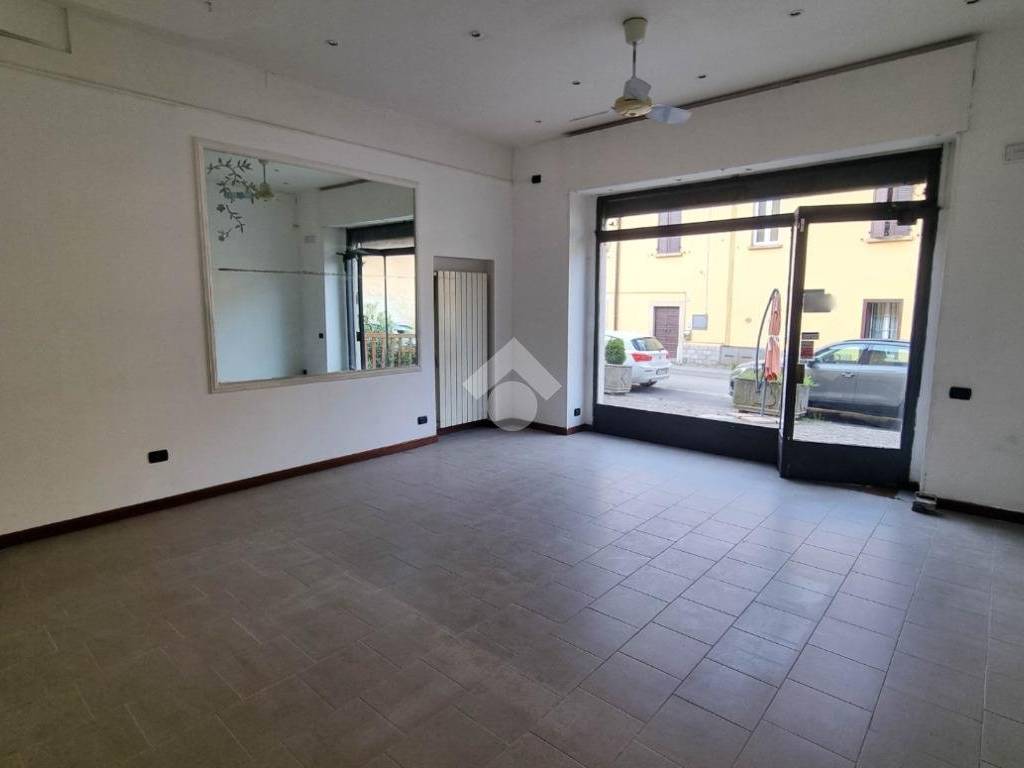 Locale commerciale via giulio prinetti 7, centro, brivio