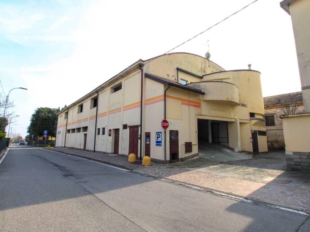 Locale commerciale via don giovanni bosco, carvico
