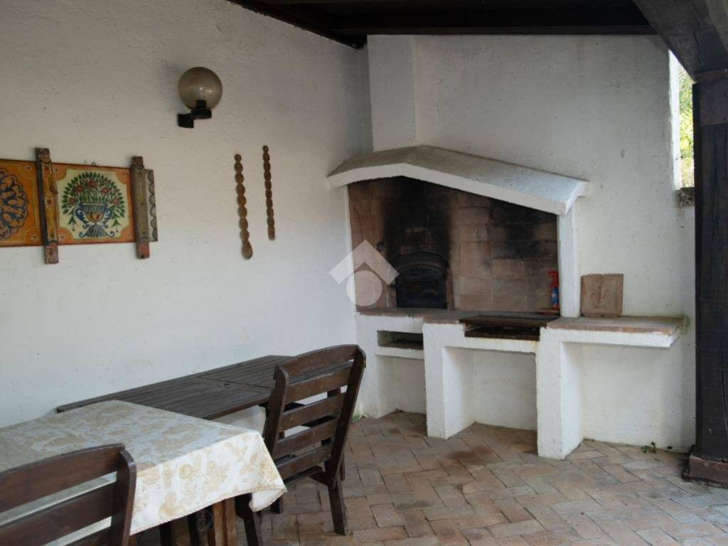 Forno a legna nel portico