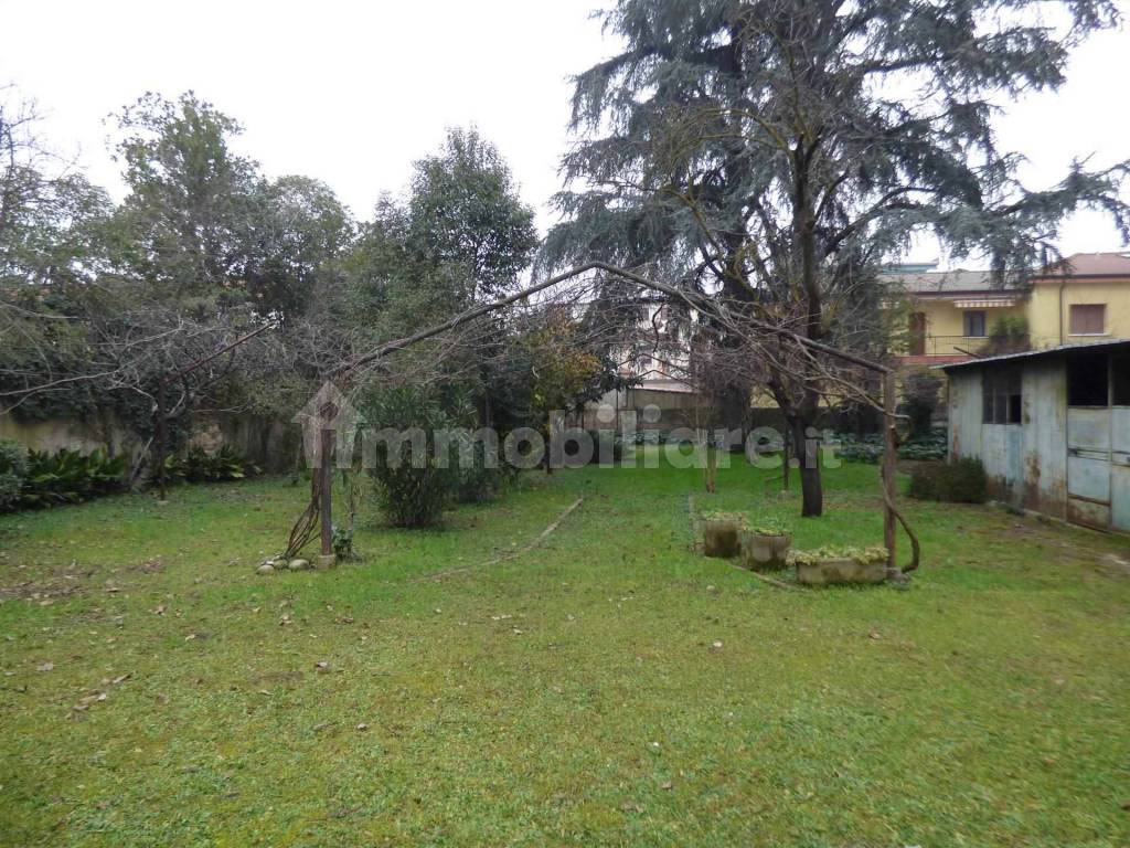 Giardino pertinenziale nel retro