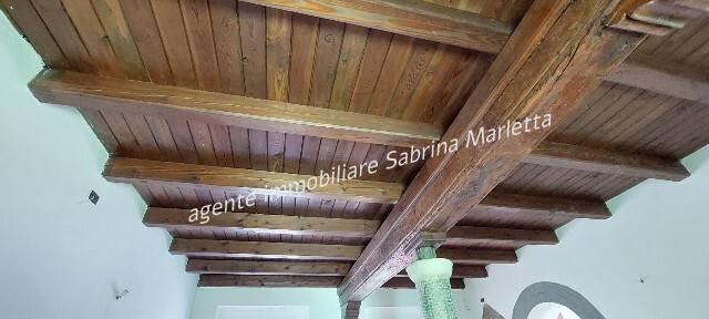 dettagli soffitto in legno