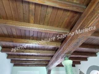 dettagli soffitto in legno