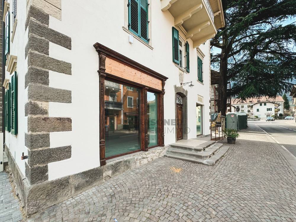 Geschäft mit Hofraum und barrierefreier Erschließung - negozio con cortile privato e senza barriere architettoniche