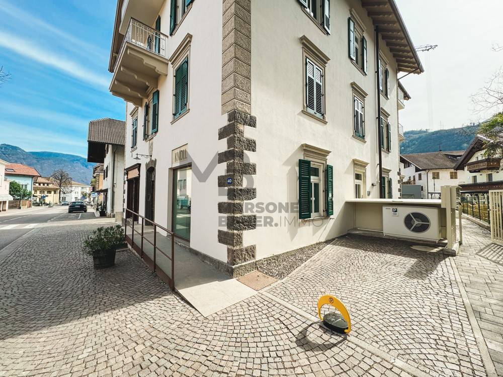 Geschäft mit Hofraum und barrierefreier Erschließung - negozio con cortile privato e senza barriere architettoniche