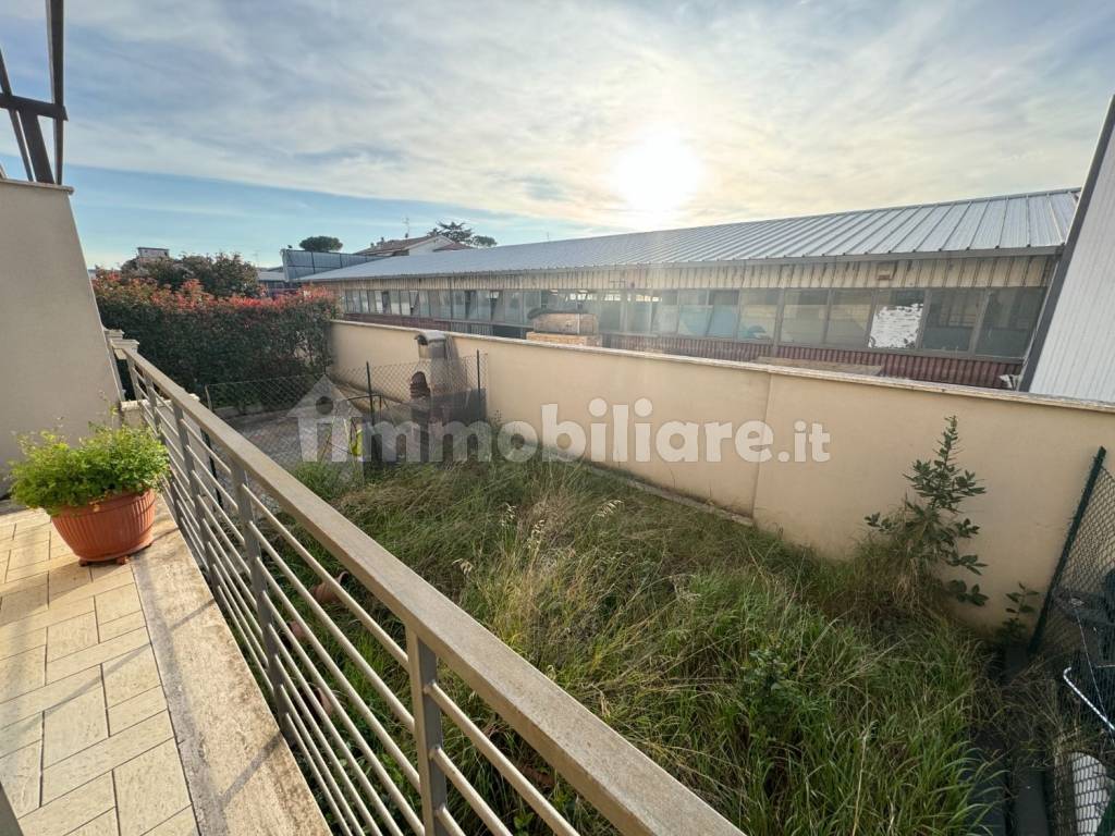 balcone con giardino posteriore