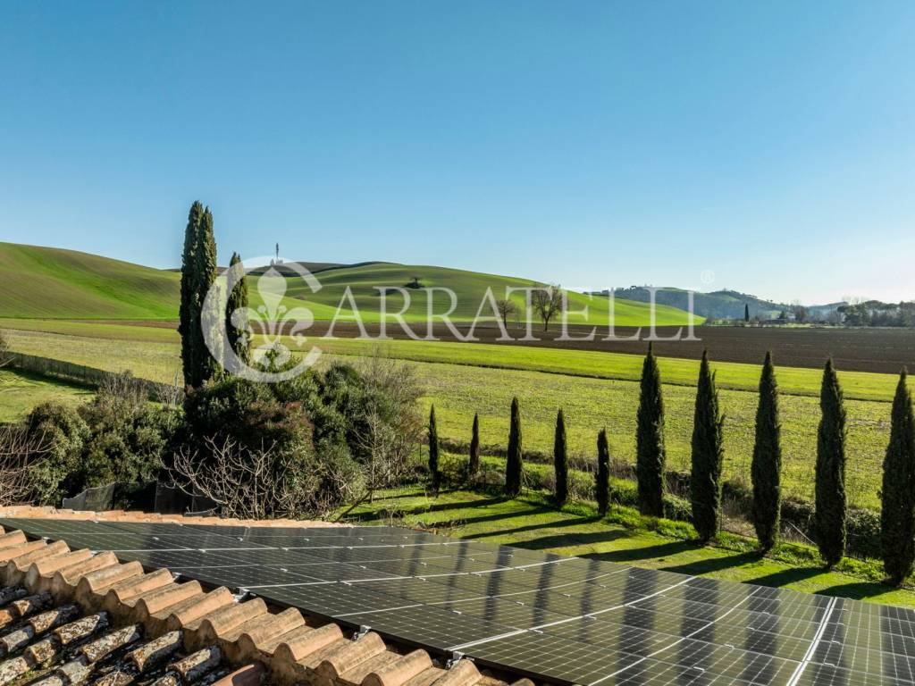 Tipico casale toscano nelle Crete Senesi