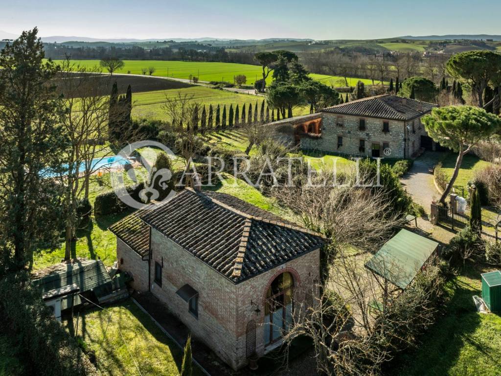 Tipico casale toscano nelle Crete Senesi