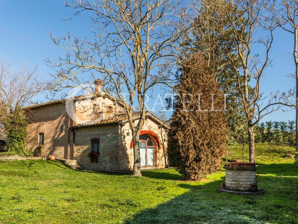 Tipico casale toscano nelle Crete Senesi