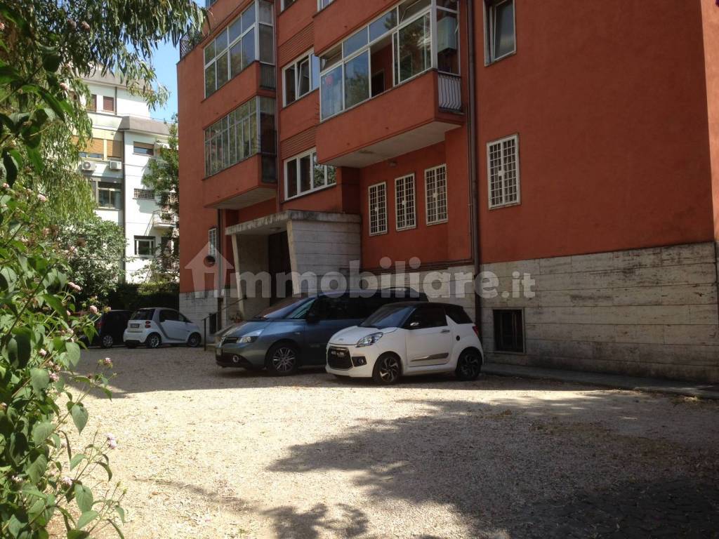 area condominiale con parcheggi