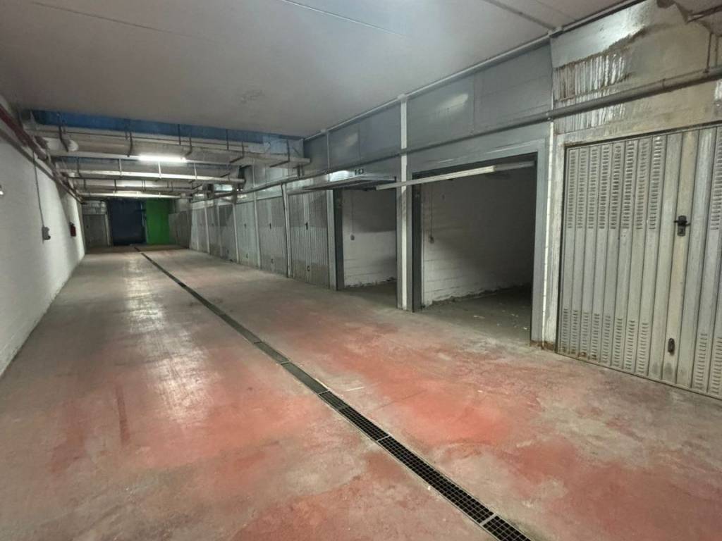 Garage - box via giuseppe verdi 3, centro, agrate brianza