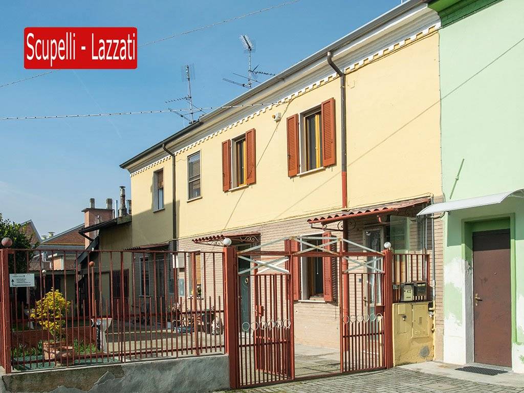 CASA CON RUSTICI E TERRENO