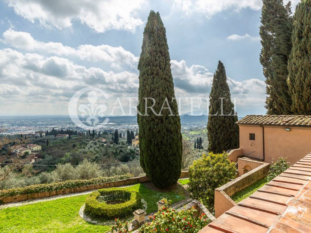 Villa storica con cappella e giardino vicino Lucca