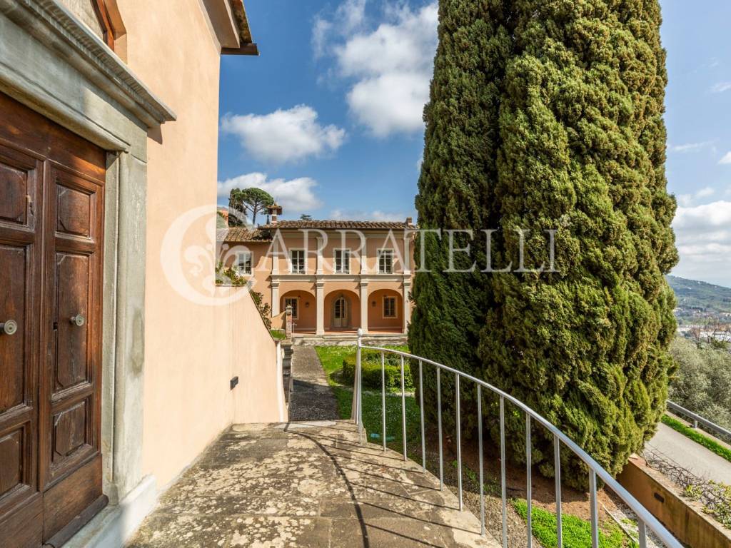 Villa storica con cappella e giardino vicino Lucca