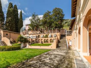 Villa storica con cappella e giardino vicino Lucca