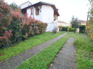 giardino angolare con posti auto interni