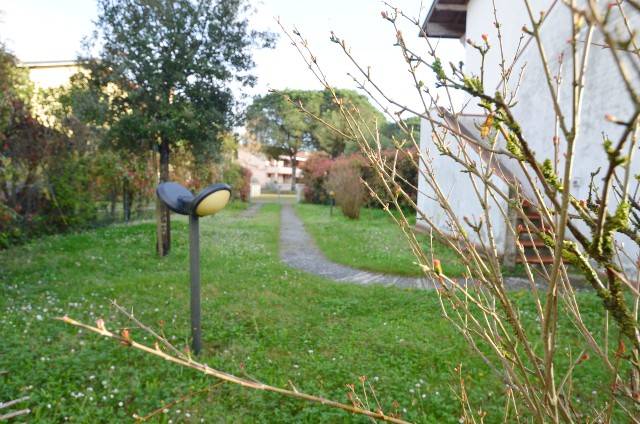 giardino angolare con posti auto interni