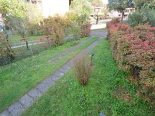 giardino angolare con posti auto interni