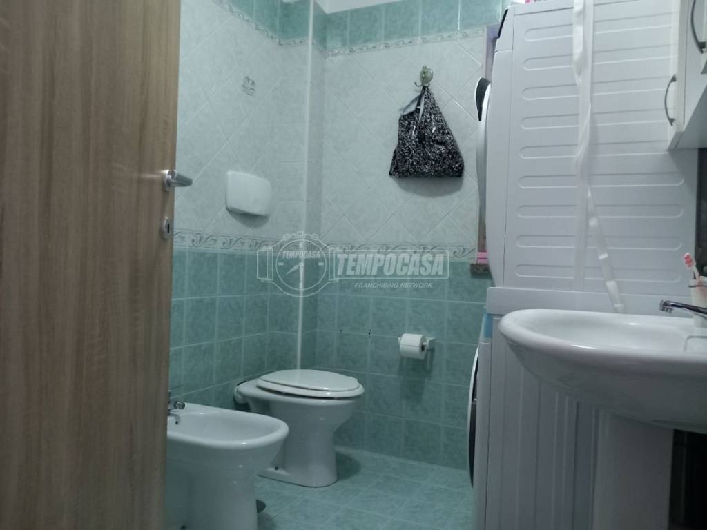 primo piano bagno in camera dalla porta alla fines