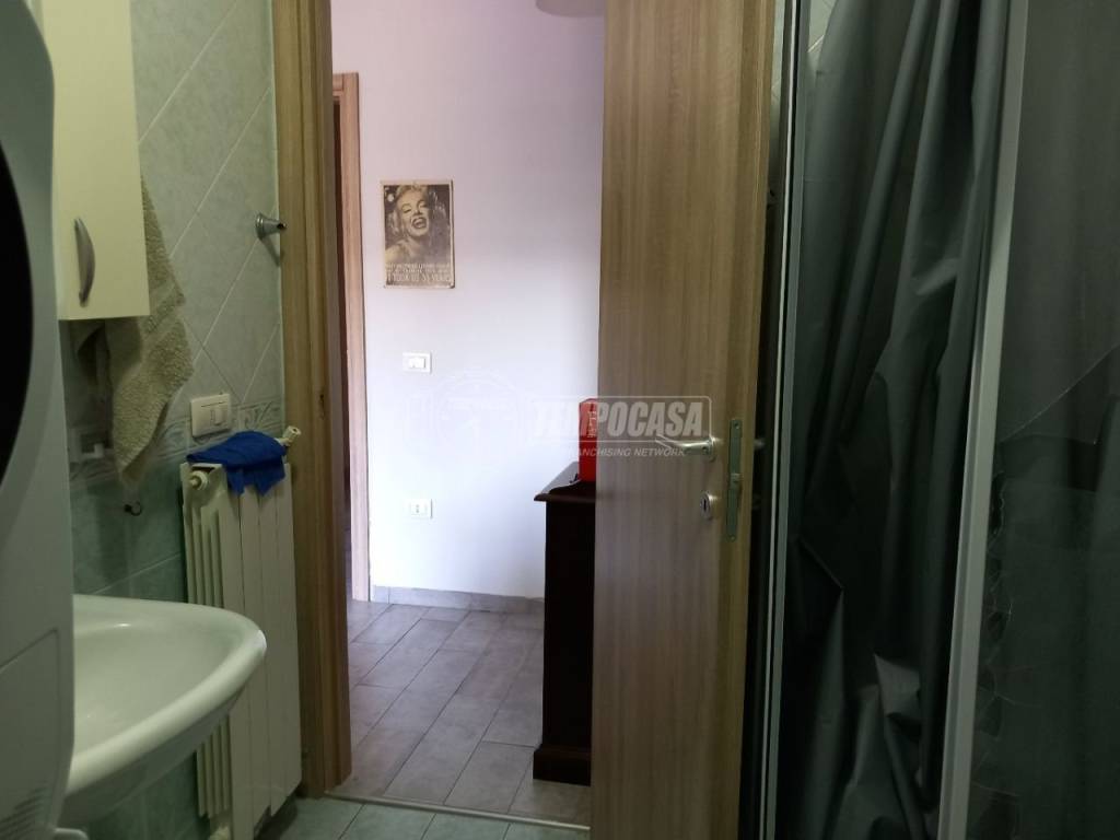 bagno in camera primo piano dalla finestra alla po