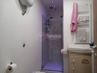 bagno con led primo piano da porta a doccia