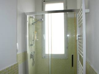 bagno con box doccia finestrato