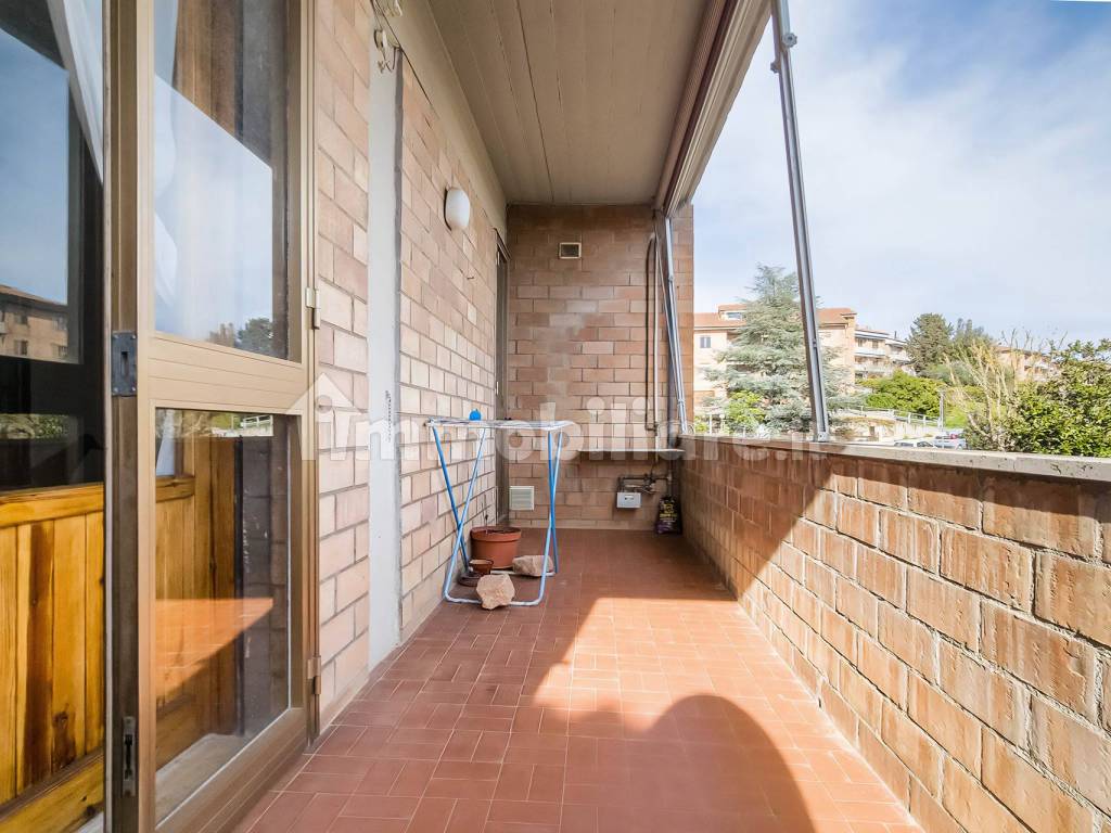 Balcone comunicante tra soggiorno e cucina