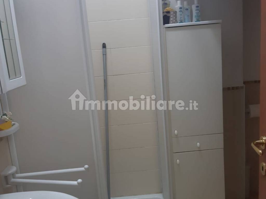 Bagno con box doccia