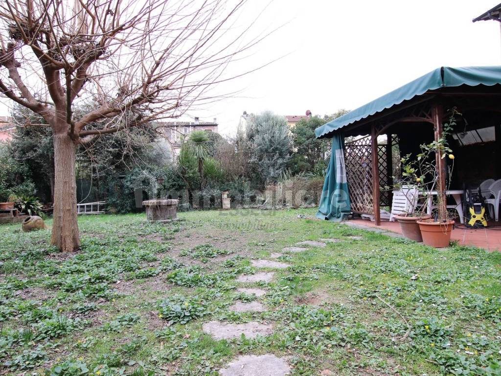 Bifamiliare in vendita a Lucca con giardino e gara