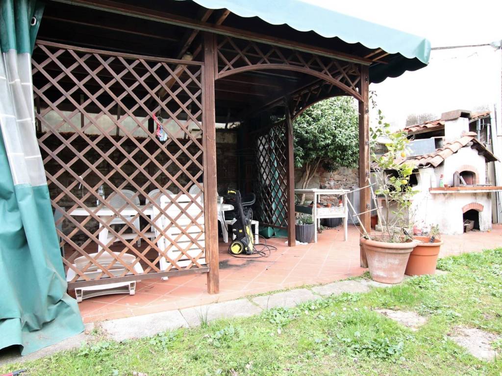 Bifamiliare in vendita a Lucca con giardino e gara