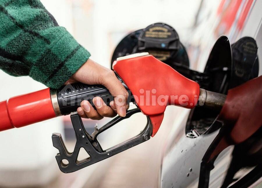 man-gas-station-with-car-close-up_23-2148906382_652fde5cbd8cf.jpg