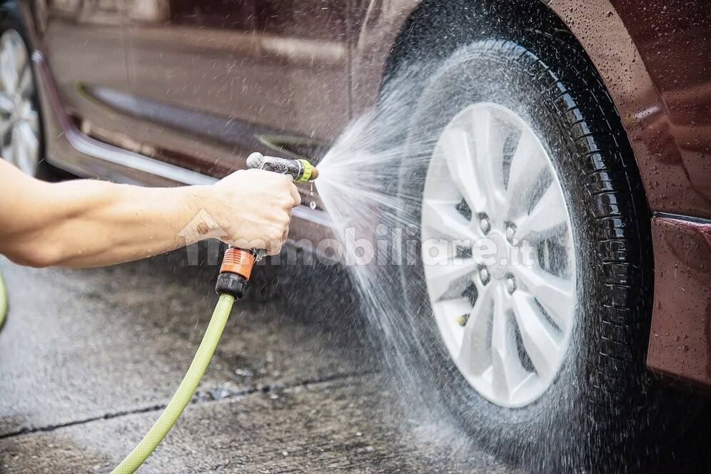 man-washing-car-using-shampoo-water_1150-6990_652fdfafb9f46.jpg
