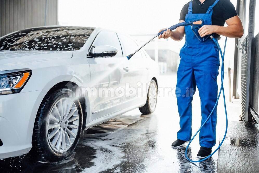 professional-washer-blue-uniform-washing-luxury-car-with-water-gun-open-air-car-wash_496169-333_652fdfb0ae2ae.jpg