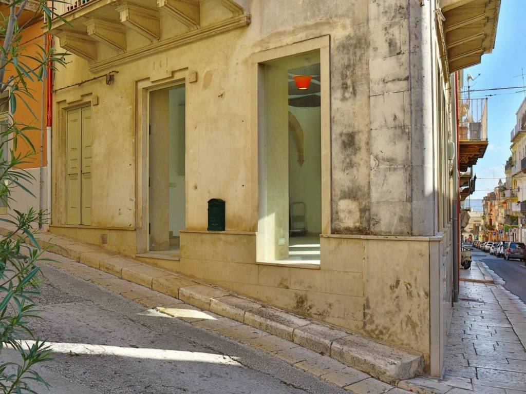 Locale commerciale con laboratorio via della croce 20, centro, ragusa