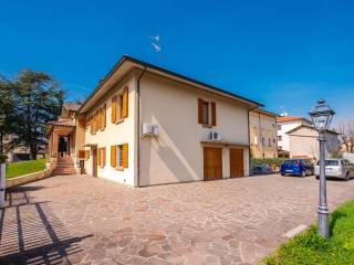 Cortile con posti auto e area piscina