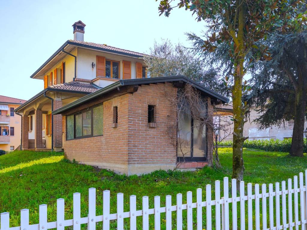 Dépendance con tetto in legno e pozzo