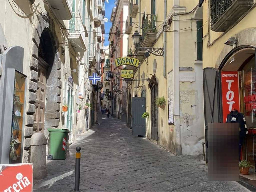 Locale commerciale via delle botteghelle, 2, centro storico - teatro verdi, salerno